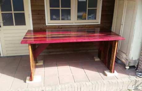 Tafel van hout uit het Brokopondostuwmeer (purperhart hout)