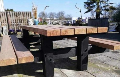 Tuintafel met zwart houten onderstel